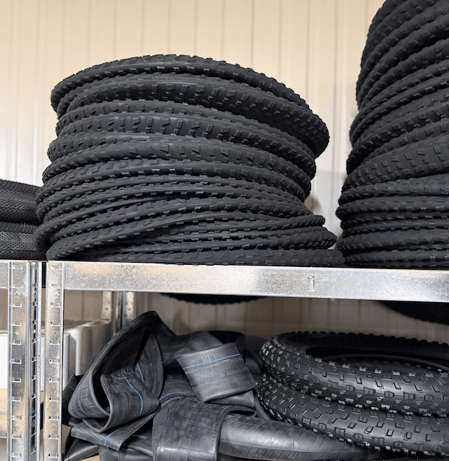 Buitenband verwijderen van fatbike velg met bandlichters