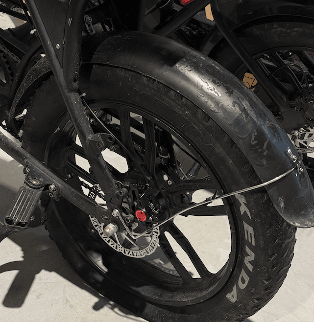 Lek lokaliseren in fatbike binnenband door onder water te houden