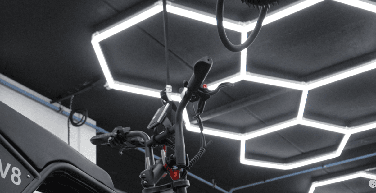 Fatbike reparatie Maastricht - Moderne servicefaciliteit met professionele ophangsysteem en LED-verlichting voor precisiewerk